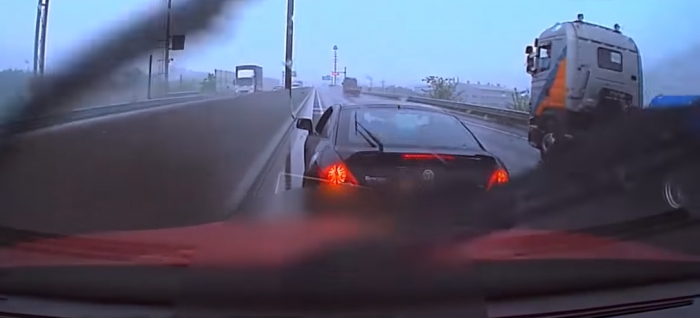 주행 중 의식을 잃은 사람을 구하기 위해 '고의사고'를 낸 투스카니 차량 운전자의 선행이 담긴 블랙박스 화면.
