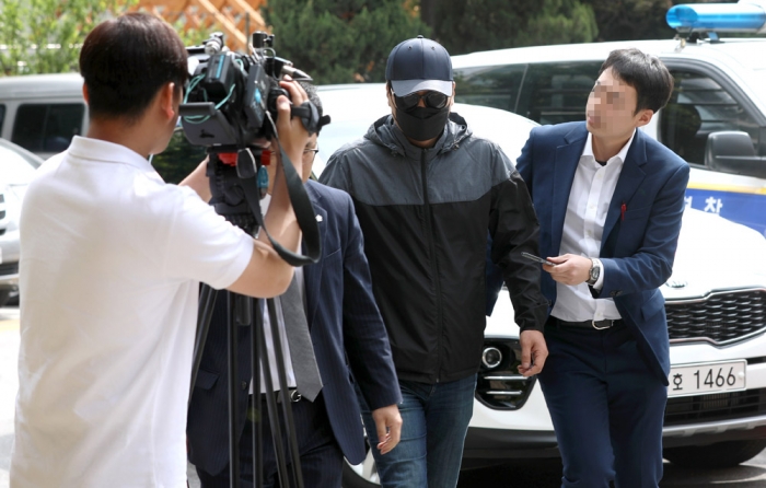 모델 성추행 의혹 관련해 동호회 회원 모집책으로 활동한 피고소인이 지난달 22일 서울 마포구 마포경찰서에 출석하는 모습. (자료사진) 뉴시스