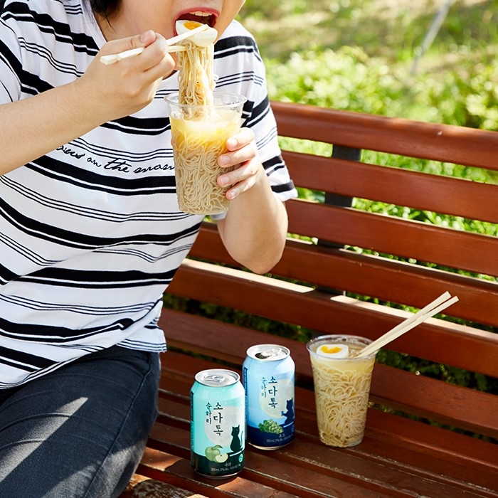 컵냉면을 먹는 사람과 소다톡. 순하리 페이스북 페이지
