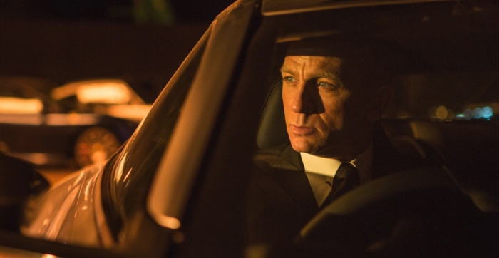 영화 007 시리즈 스펙터(2015년)에서 주인공 제임스 본드가 무언가를 주시하고 있다. 출처: 다음 영화