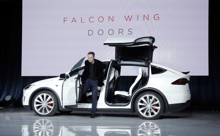 일론 머스크 CEO가 지난 2015년 9월 29일(현지시간) 캘리포니아주 프리몬트에서 테슬라의 첫 SUV인 모델 X를 선보이는 모습. AP/뉴시스