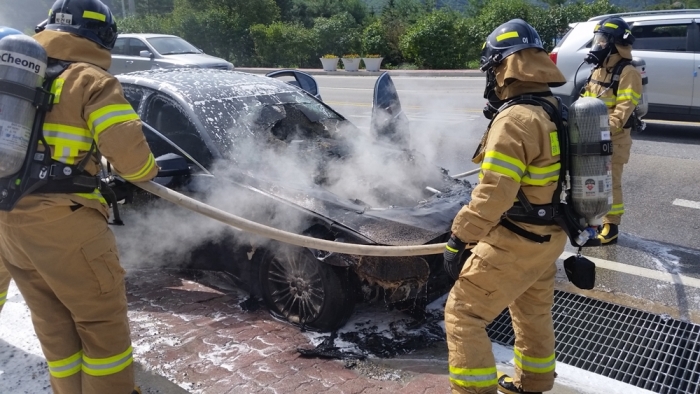 차량 화재로 곤혹을 겪었던 BMW가 추가 화재로 계속 도마 위에 오르내렸다. 지난 9월 24일 평창군 방림면 방림리에서 발생한 BMW 520d 엔진룸 전소 건. 뉴시스