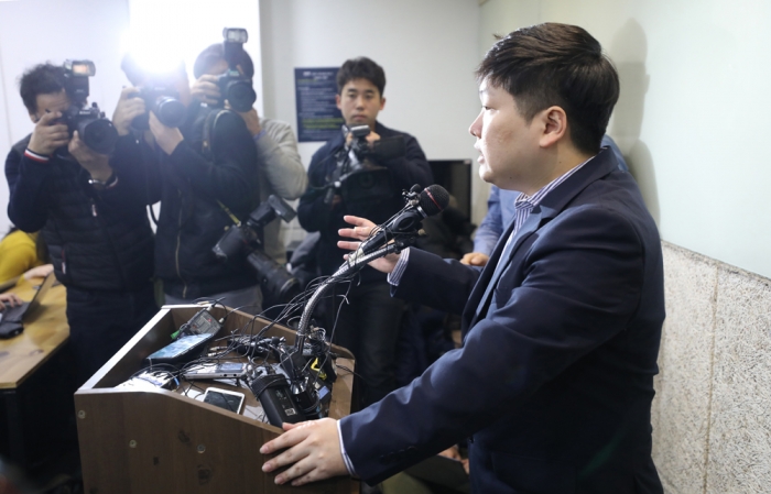 '청와대 외압'을 주장하는 신재민 전 기재부 사무관이 2일 오후 서울 역삼동의 한 빌딩에서 긴급 기자회견을 열고 발언하고 있다. 뉴시스