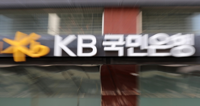 KB국민은행 총파업이 8일로 예정된 가운데, 사측과 노조가 첨예한 여론전을 펼치고 있다.
