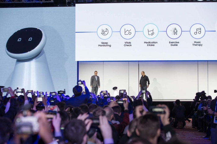 CES 2019에서 첫 선을 보인 '삼성봇(Samsung Bot)'에 카메라 세례가 쏟아지고 있다. 삼성전자 제공
