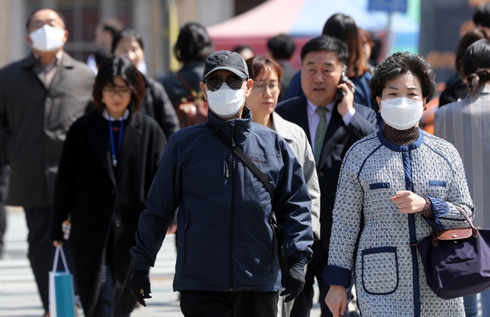 미세먼지 공습 속에 서울 시민들이 마스크를 쓰고 걷고 있다. 뉴시스