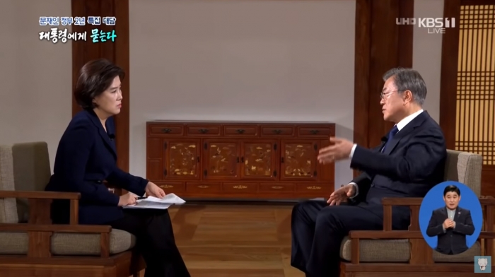 송현정 KBS 기자(왼쪽)가 문 대통령과 여러 현안을 놓고 질문과 답변을 이어갔다. 방송 화면 캡처