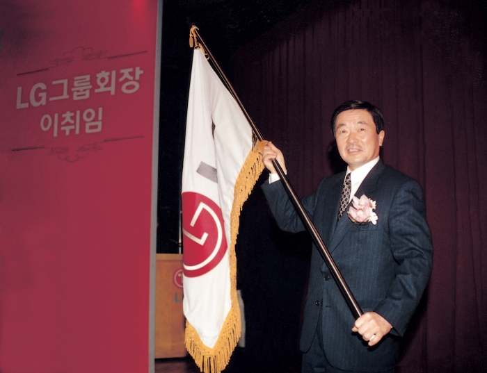 1995년 2월 22일 LG 회장 이취임식에서 구본무 당시 신임 회장이 LG 깃발을 흔들고 있다. LG 제공