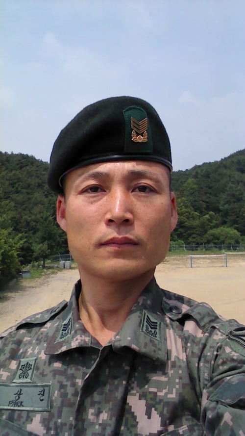 최초로 발견한 32사단 기동대대 박상진 상사. 대한민국 육군 페이스북 페이지