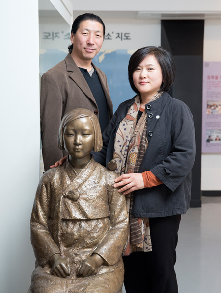 평화의 소녀상 뒤로 김운성(사진 왼쪽)·김서경 작가가 나란히 섰다. 사진: 성혜련 기자