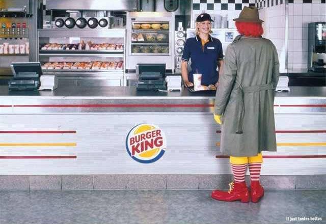 맥도날드 캐릭터인 로날드가 버거킹에 있는 광고