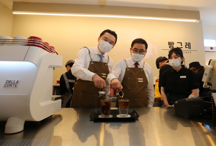 하이트진로 김인규 대표(왼쪽)와 창원시 허성무 시장(오른쪽)이 빵그레에서 함께 음료를 제조하고 있다.