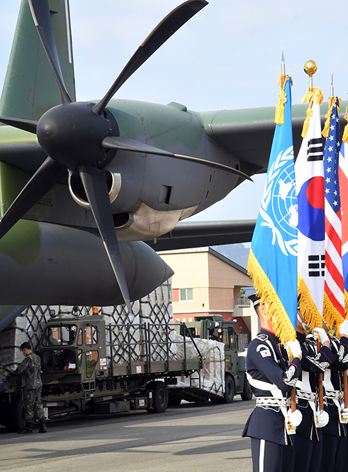 공군 장병들이 지난 5월 8일 오후 부산 강서구 공군 김해기지에서 6·25전쟁 유엔군 22개국 참전용사에게 전달할 예정인 마스크 100만장을 C-130 수송기에 적재하고 있다. 뉴시스