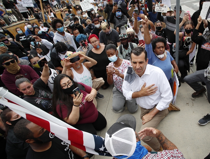 샘 리카도(앞줄 오른쪽) 미국 캘리포니아주 새너제이 시장이 5월 31일(현지시간) 시민들과 함께 무릎을 꿇으면 인종차별 반대 시위를 벌이고 있다. AP/뉴시스