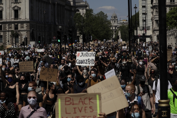 지난달 31일(현지시간) 백인 경찰의 무릎에 목을 짓눌려 흑인 남성이 사망한 사건에 항의하는 시위가 영국 런던에서 벌어지고 있다. 뉴시스/AP
