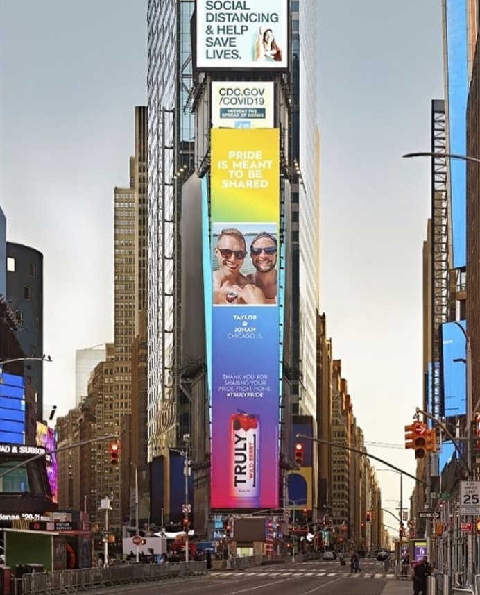 트룰리 하드셀처는 지난 7월부터 온-오프라인을 아우르며 대대적 브랜드 캠페인을 전개하고 있다. 이에 앞서 지난 6월 LGBTQ+ 커뮤니티의 프라이드 달을 후원하기 위해 뉴욕 타임스스퀘어 옥외광고를 진행한 모습. 출처: 광고에 등장한 모델(@tay_tay_allen)의 SNS 게시물