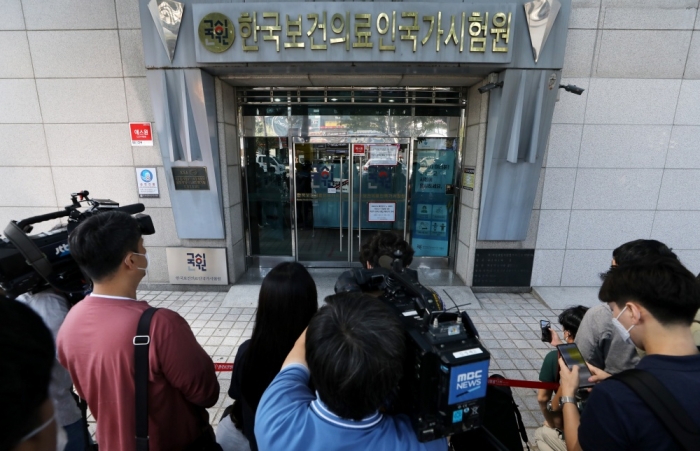 건설적 논의가 결여된 이슈 중계식 보도가 난무하고 있다. 사진은 윤미향 더불어민주당 의원이 지난 8월 13일 서울서부지방검찰청에 출석해 조사받는 중 바깥에서 대기하는 취재진 모습. 뉴시스