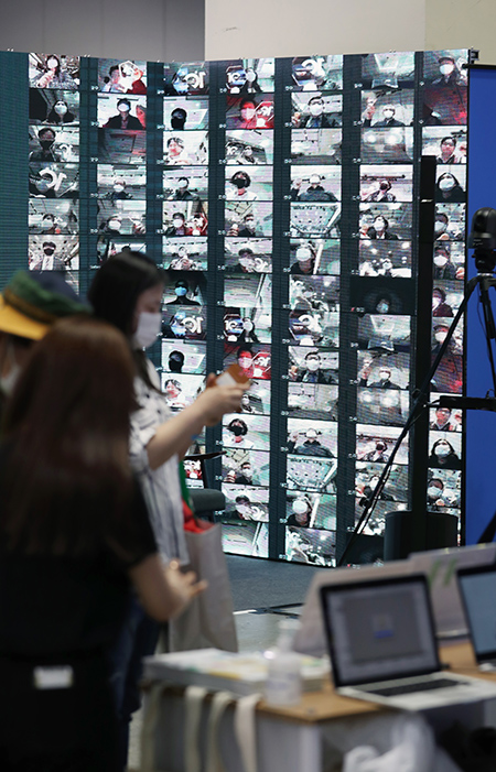 지난달 서울 코엑스에서 열린 온택트 페어 2021(비대면 산업 전시회)를 찾은 관람객들이 전시 제품을 살펴보고 있다. 뉴시스