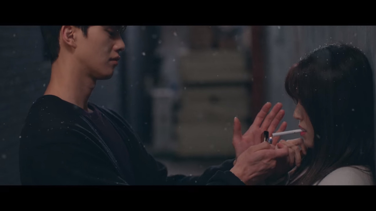 JTBC 드라마 ‘알고는 있지만’ 첫 화 장면. 남자 주인공이 여자 주인공에 담배를 권한 뒤, 라이터로 불을 붙여주고 있다. 방송 화면 캡처