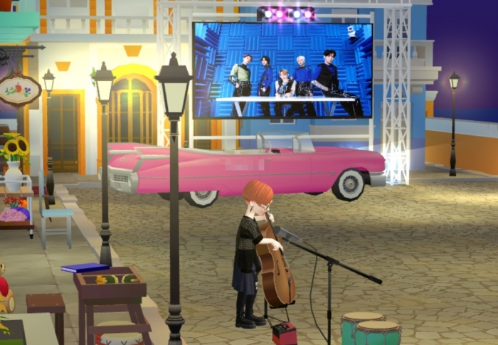 '투모로우 바이 투게더'의 영상화면 앞에서 악기를 연주해봤다.