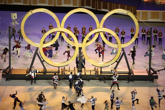 23일 올림픽 스타디움(신국립경기장)에서 열린 2020 도쿄올림픽 개회식에서 나무로 만든 오륜기가 등장하고 있다. 올림픽사진공동취재단/뉴시스