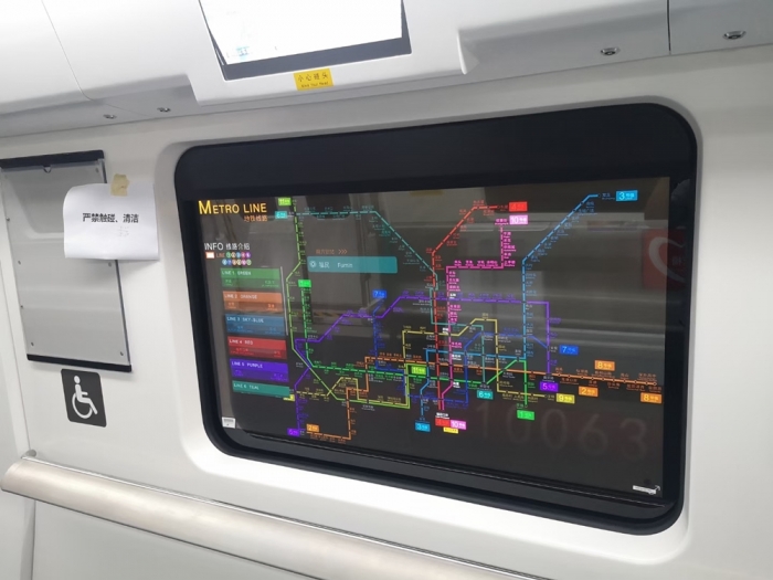 중국 심천 지하철에 설치된 LG디스플레이 55인치 투명 OLED에 표기된 지하철 노선도. 사진 출처=중국 CRRC(국영철도그룹) Wechat
