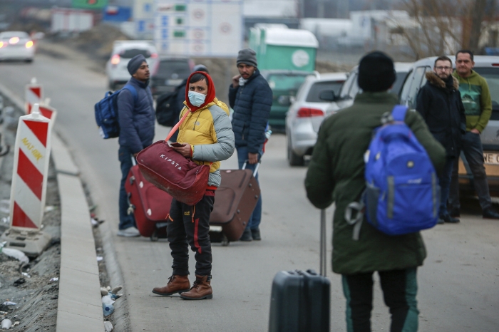 우크라이나 난민들이 폴란드, 우크라이나 국경 지역을 걸어 이동하고 있다. 뉴시스  