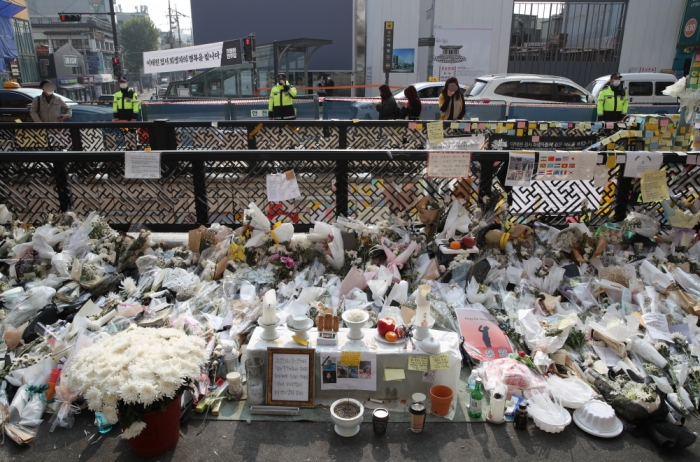 서울 용산구 이태원역 1번 출구에 마련된 참사 희생자 추모공간을 지나는 시민들이 추모를 하고 있다. 사진=뉴시스.
