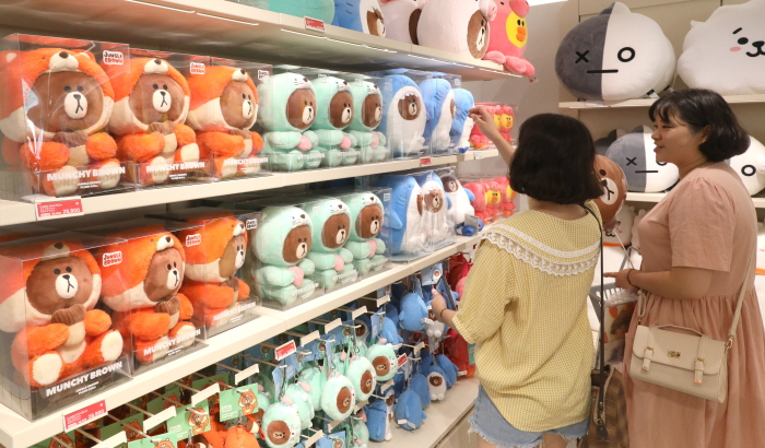 2019년 8월 8일 서울 강남대로에 개장한 네이버 캐릭터 상품 숍 ‘라인프렌즈 플래그십 스토어 강남점’에서 고객들이 캐릭터 상품을 살펴보고 있다. 뉴시스