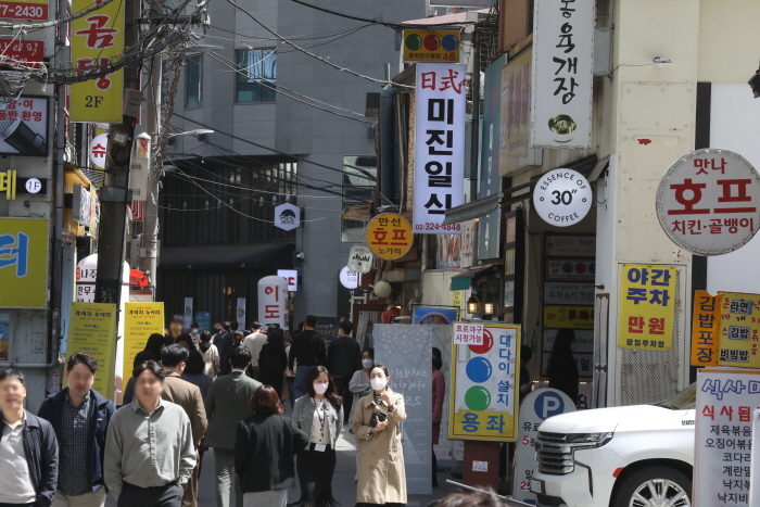 서울 중구의 한 골목에서 식당을 찾는 직장인들의 모습. 뉴시스