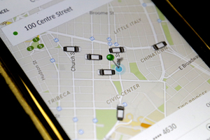 우버 앱이 뉴욕 맨해튼 도심에서 픽업할 수 있는 차량을 스마트폰에 표시하고 있다. 뉴시스/AP