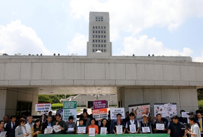 법원 사법농단 피해자들이 30일 오후 서울 서초구 대법원 동문 앞에서 양승태 전 대법원장 등에 대한 공동고발등 입장발표 기자회견을 하고 있다. 뉴시스