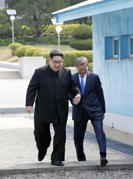 문재인 대통령과 김정은 국무위원장이 지난 4월 27일 판문점에서 손을 잡고 군사분계선을 넘고 있다. 뉴시스