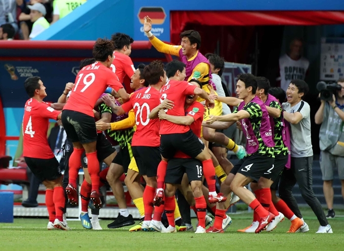 27일 열린 2018 러시아 월드컵 조별리그 F조 독일과의 경기에서 골을 넣고 기뻐하는 대한민국 선수들. 뉴시스