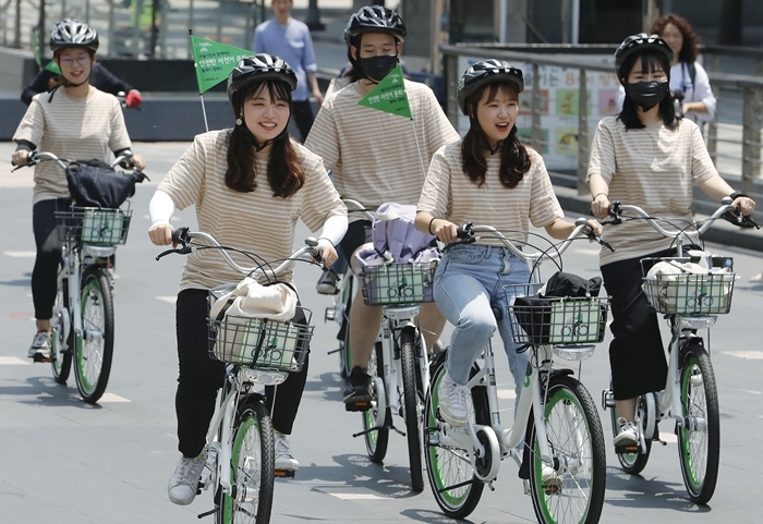 지난 6월 서울 종로구 청계광장에서 안전한 자전거 문화 릴레이 캠페인을 펼치고 있는 따릉이 서포터즈. 뉴시스