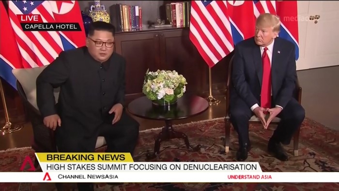 지난 6월 김정은 북한 국무위원장과 도널드 트럼프 미국 대통령이 싱가포르 센토사섬 카펠라 호텔에서 단독회담에 앞서 환담을 나누고 있다. 뉴시스