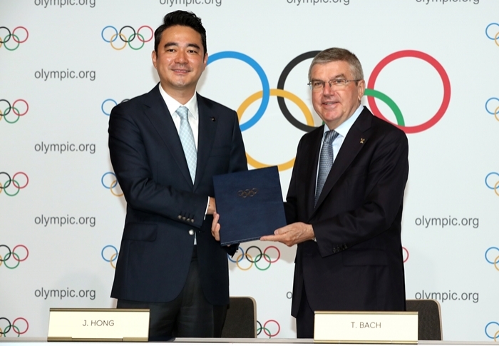 스위스 로잔 올림픽 박물관에서 열린 중계권 관련 조인식에 참석한 홍정도 JTBC 대표와 토마스 바흐 IOC 위원장. JTBC 제공