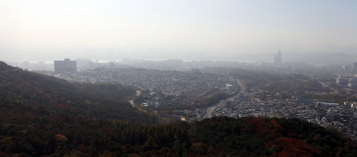 미세먼지 농도가 나쁨 수준을 보인 1일 서울 남산에서 바라본 도심이 뿌옇게 보이고 있다. 뉴시스