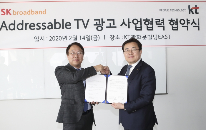 KT는 SK브로드밴드와 14일 오전 서울 종로구 KT 광화문빌딩 East에서 ‘Addressable TV 광고 사업 협력을 위한 업무협약’을 체결했다.