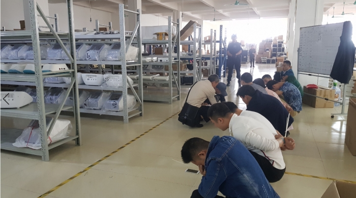 중국 공안국 협조 하에 레이저 리프팅 의료기기 모조품 생산 공장 현장을 급습했다.  공장 내 직원들을 체포한 모습. 필자 제공