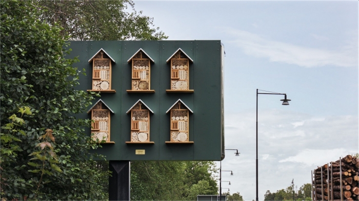 옥외광고판을 이용한 꿀벌호텔의 모습. 유튜브 캡처