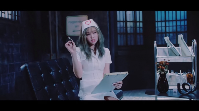 블랙핑크 ‘러브식 걸즈(Lovesick Girls)’ 뮤직비디오 중 문제가 된 간호사 차림 장면.