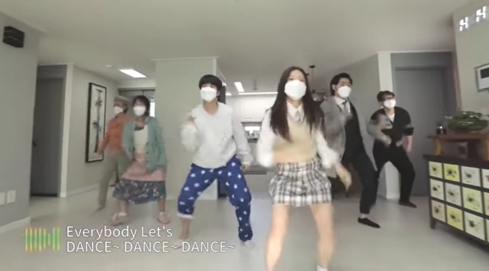 국민들의 공감을 얻지 못한 보건복지부의 집콕 댄스 영상 중 한 장면.