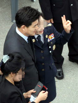 김태호 당시 새누리당 의원이 2014년 4월 22일 세월호 순직 소방관 영결식에서 참석자들과 기념촬영을 해 물의를 빚었다. 뉴시스