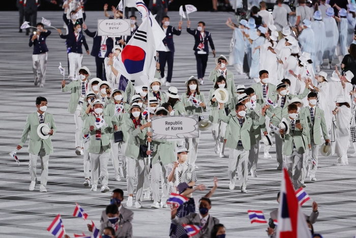23일 일본 도쿄 국립경기장에서 열린 2020 도쿄올림픽 개막식에서 대한민국 선수들이 입장하고 있다. 뉴시스