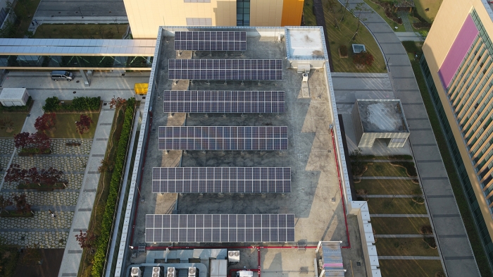 삼성전자가 재생에너지 사용 확대를 위해 수원사업장 종합기술원 옥상에 설치한 태양광 발전 패널.
