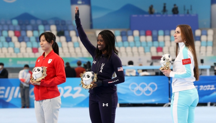 2022 베이징 동계올림픽에서 금메달을 획득한 첫 흑인 여자 선수가 손을 흔드는 뒤로 관중석이 모두 비어있다. 뉴시스.