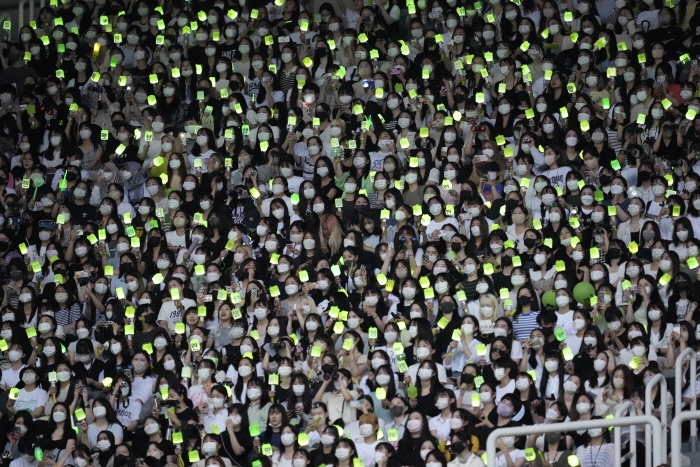 6월 18일 서울 올림픽스타디움에서 열린 ‘2022 드림콘서트’에서 K팝 팬들이 마스크를 쓴채 공연을 관람하고 있다. AP/뉴시스