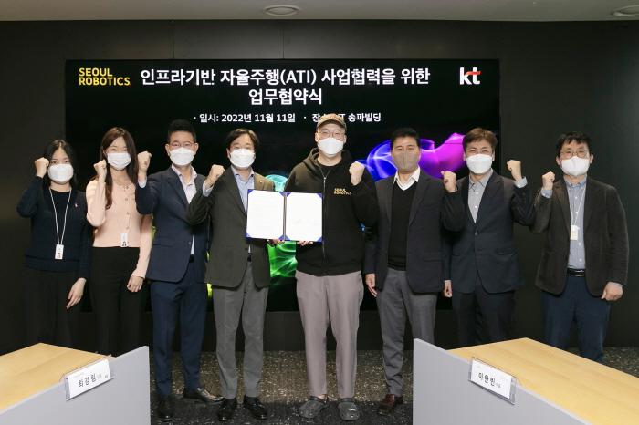 KT는 3D 라이다(LiDAR) 자율주행 소프트웨어 전문기업인 서울로보틱스와 인프라 기반 자율주행 사업을 공동 추진하는 업무협약을 11일 체결했다. 사진=KT 제공