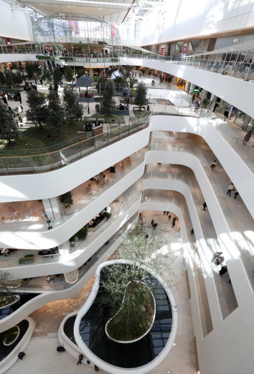 2021년 2월 24일 서울 영등포구 여의도에 프리 오픈한 서울 시내 최대 규모 백화점 ‘더현대 서울’을 찾은 시민들이 내부를 둘러보고 있다. 뉴시스
